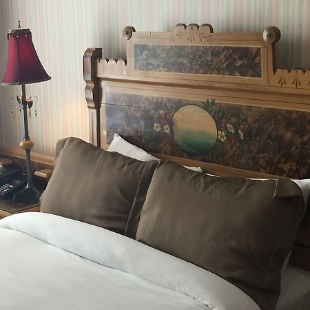 The Golden Lamb Hotel Lebanon Bagian luar foto