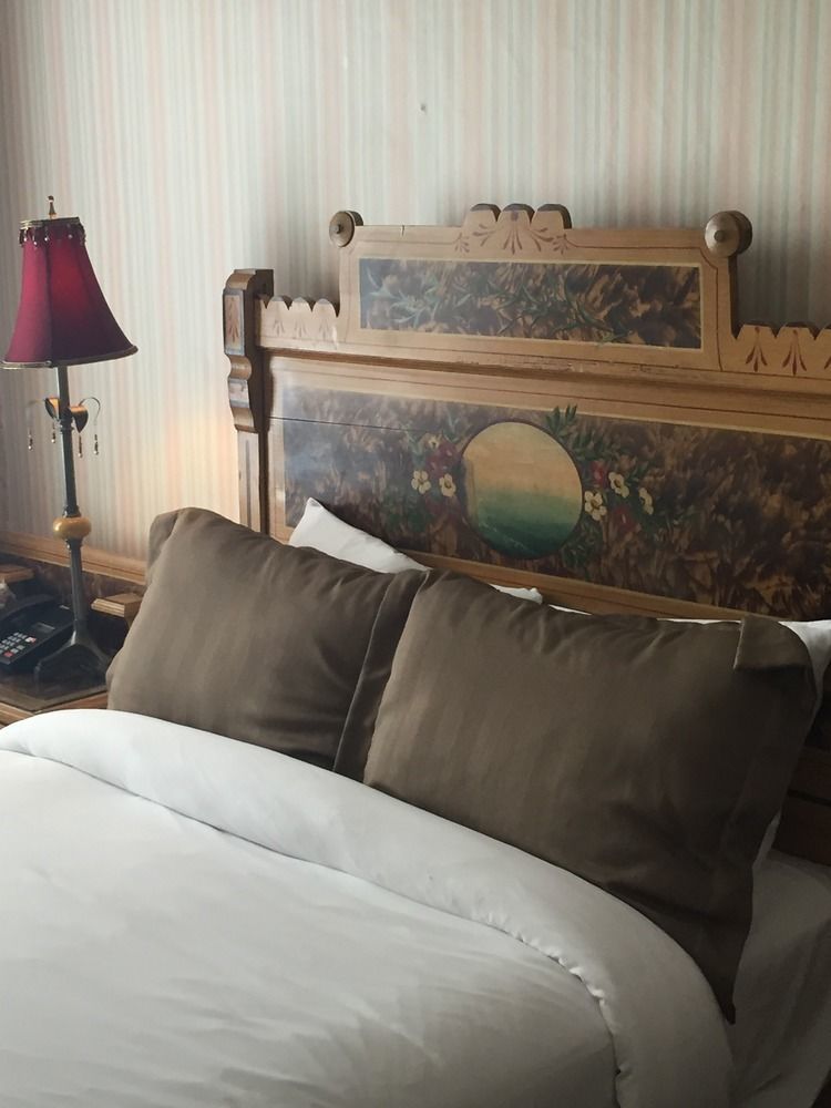 The Golden Lamb Hotel Lebanon Bagian luar foto