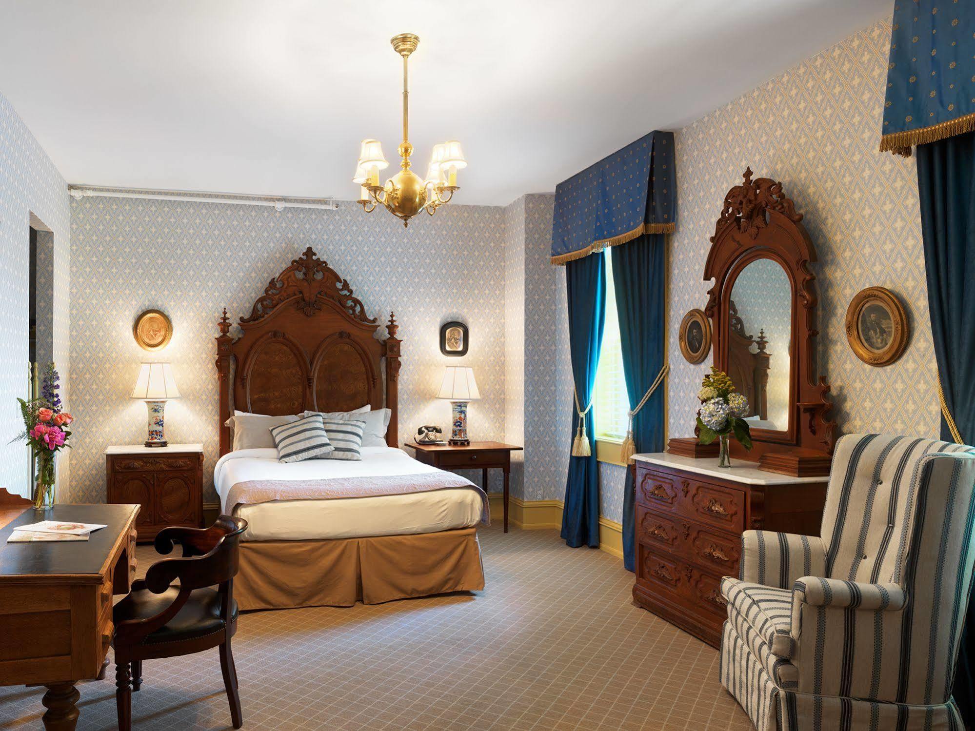 The Golden Lamb Hotel Lebanon Bagian luar foto