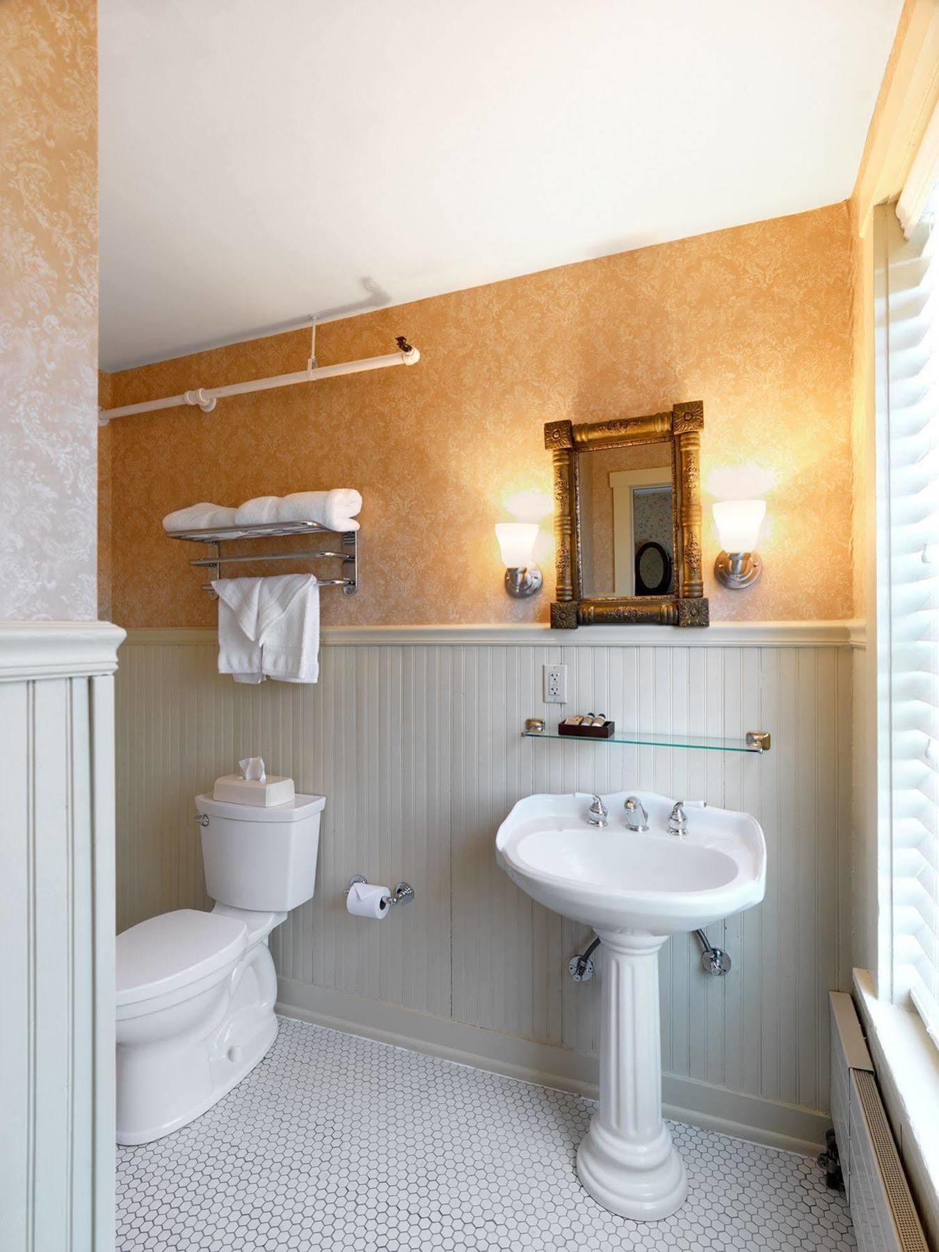 The Golden Lamb Hotel Lebanon Bagian luar foto