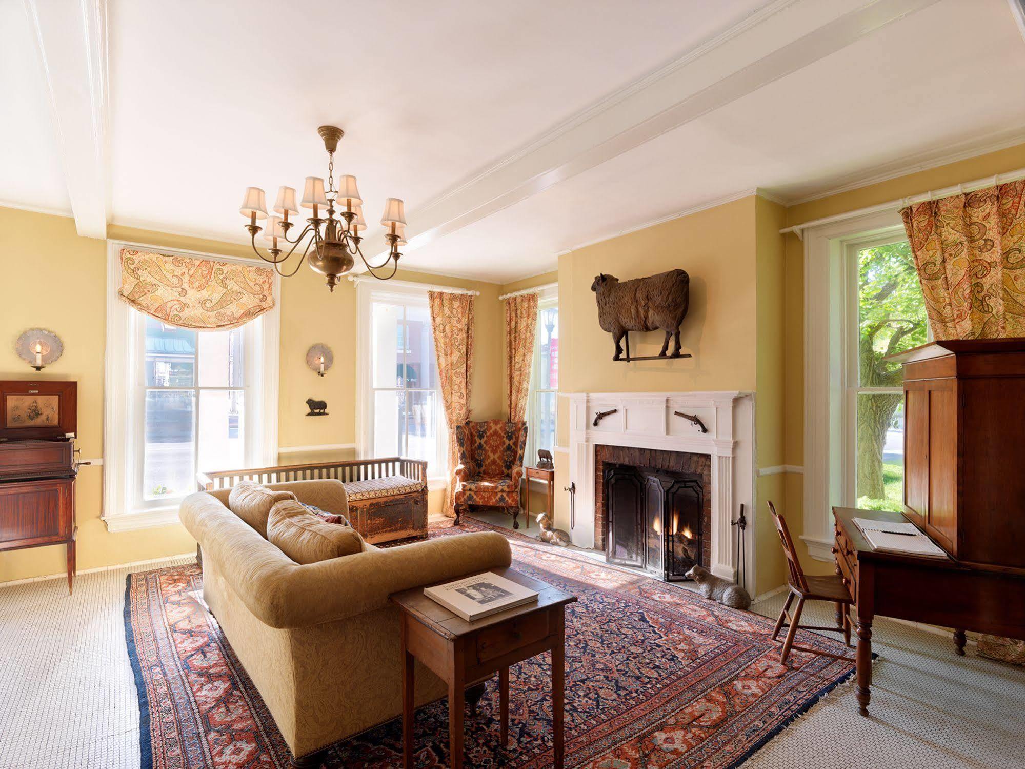 The Golden Lamb Hotel Lebanon Bagian luar foto